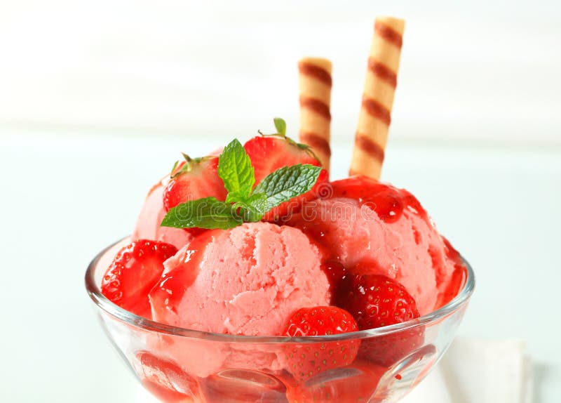 Strawberry ice cream sundae