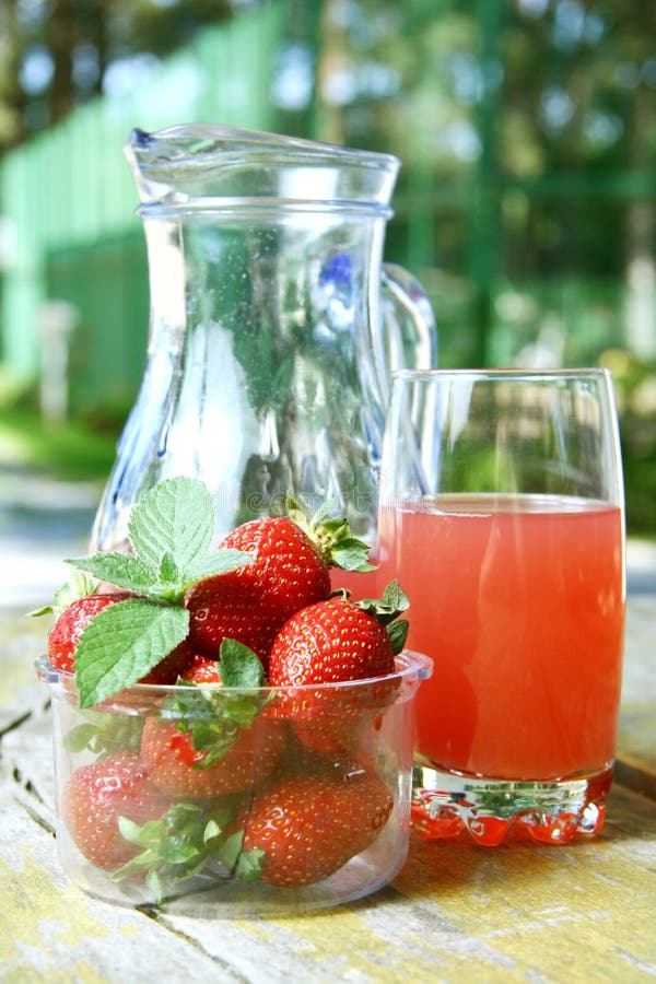 Strawberry juice and fresh strawberries