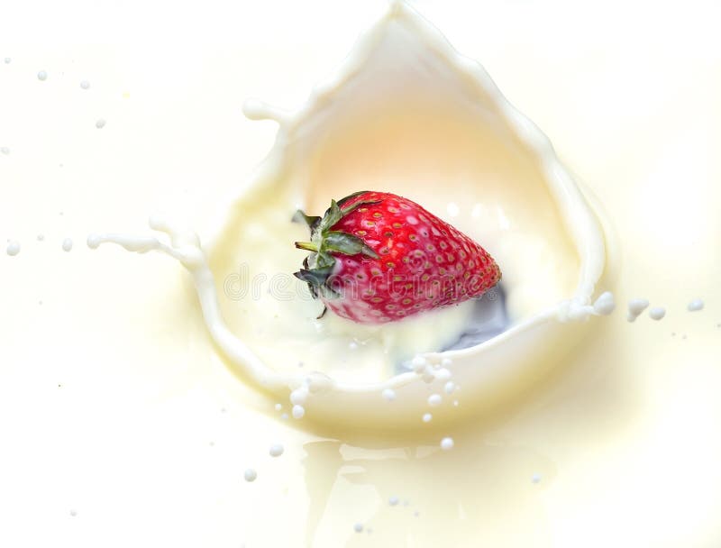 Strawberry splash in milk