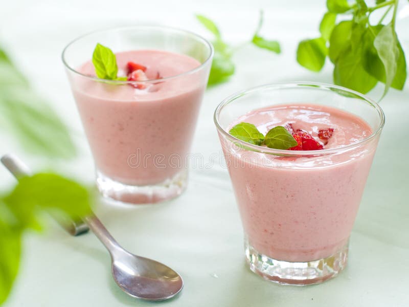 Strawberry yoghurt dessert