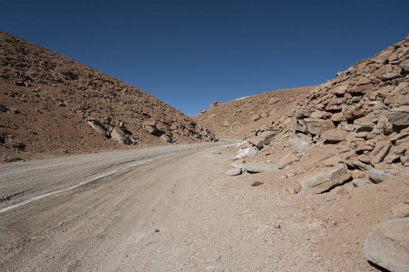 Straße in Altiplano der Siloli-Wüste, Teil des Reserva Eduardo Avaroa, Bolivien - an einer Höhe von 4600m nahe der Grenze von C lizenzfreie stockfotografie Straße in Altiplano der Siloli-Wüste, Teil des Reserva Eduardo Avaroa, Bolivien - an einer Höhe von 4600m nahe der Grenze von C lizenzfreie stockfotografie