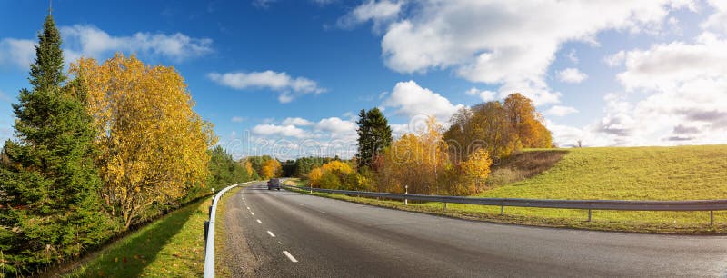Straße an den Fällen am sonnigen Tag Datenbahn im Herbst stockfotos Straße an den Fällen am sonnigen Tag Datenbahn im Herbst stockfotos