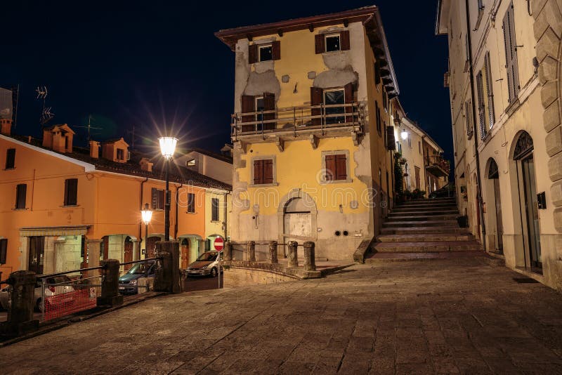 Straße in der alten Stadt in Italien nachts lizenzfreies stockbild Straße in der alten Stadt in Italien nachts lizenzfreies stockbild