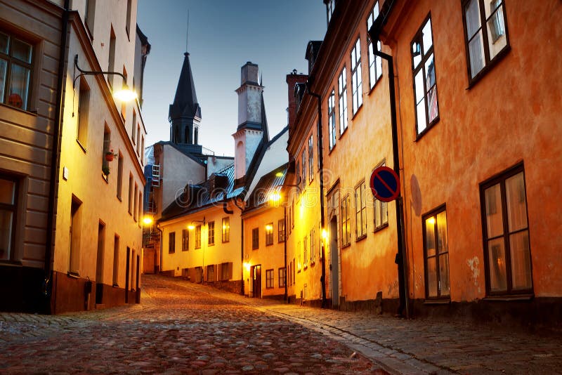 Straße in der alten Stadt Stockholm nachts lizenzfreies stockfoto Straße in der alten Stadt Stockholm nachts lizenzfreies stockfoto