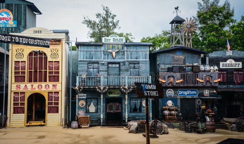 Straße der wilden Weststadt in einer Cowboyshow stockfotografie Straße der wilden Weststadt in einer Cowboyshow stockfotografie