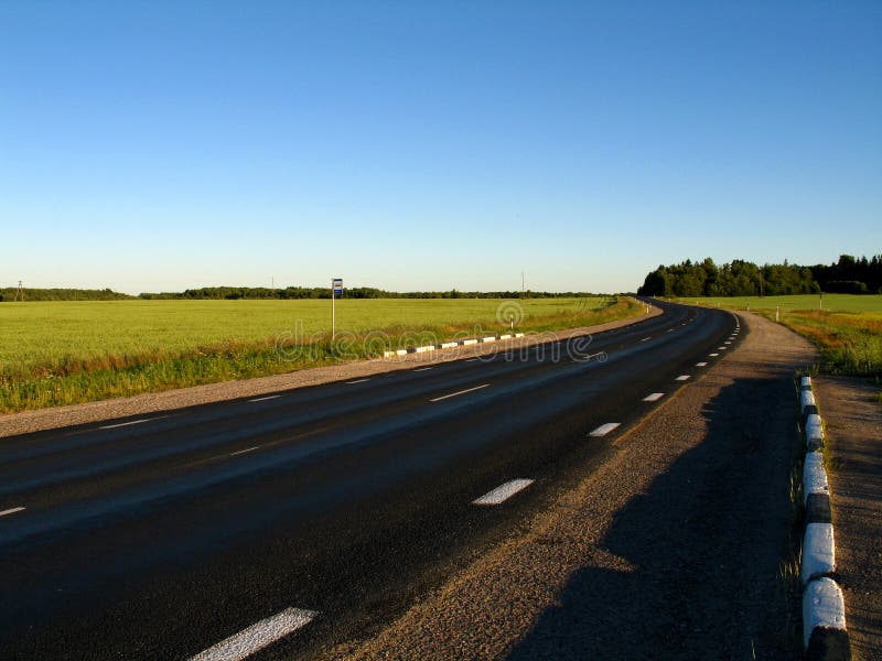 Straße, die aus der Stadt heraus führt stockfoto Straße, die aus der Stadt heraus führt stockfoto