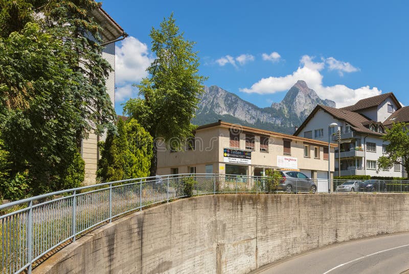 Straße im Dorf von Seewen in der Schweiz lizenzfreies stockbild Straße im Dorf von Seewen in der Schweiz lizenzfreies stockbild