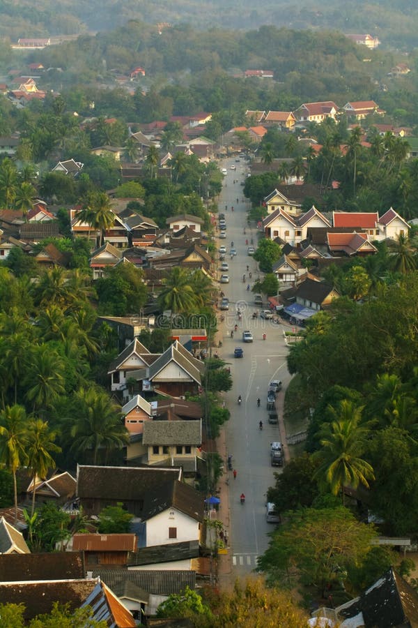 Straße in Luang Prabang, Ansicht von oben lizenzfreie stockbilder Straße in Luang Prabang, Ansicht von oben lizenzfreie stockbilder