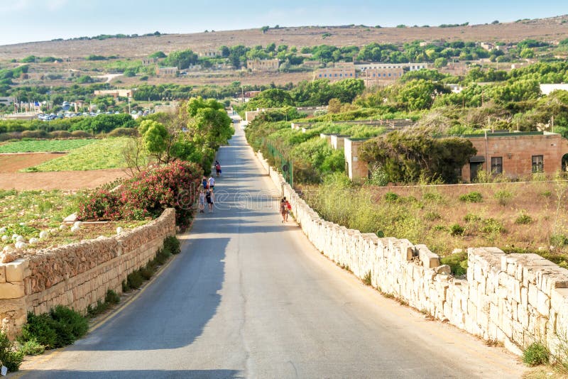Straße in Malta zwischen zwei Feldern lizenzfreie stockfotos Straße in Malta zwischen zwei Feldern lizenzfreie stockfotos