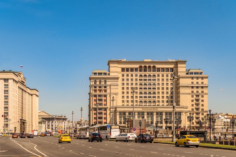 Straße Okhotny-ryad Jagdreihe im Stadtzentrum und im Hotelgebäude ` vier Jahreszeit-Hotel-Moskau-`