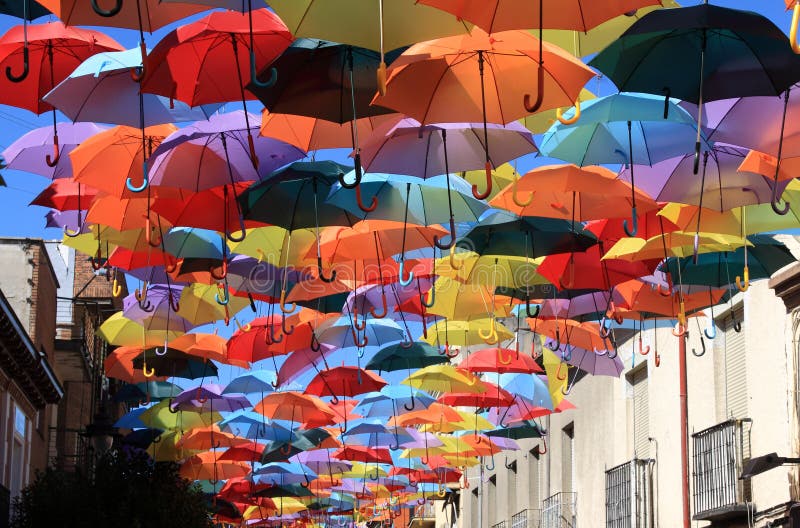 Straße verziert mit farbigen Regenschirmen. Madrid, Getafe, Spanien