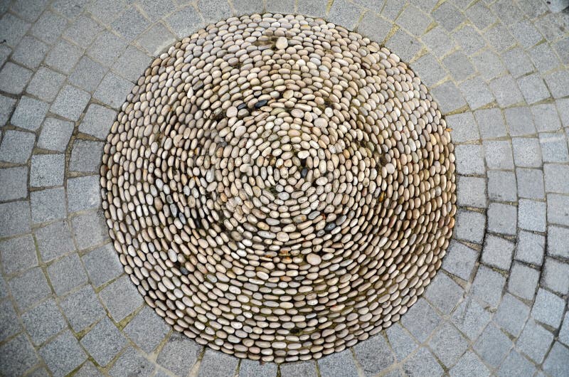 Straße vom Kopfstein Kreisen Sie von den kleinen weißen cobbestones mitten in grauer Kopfsteinpflasterung ein lizenzfreies stockbild Straße vom Kopfstein Kreisen Sie von den kleinen weißen cobbestones mitten in grauer Kopfsteinpflasterung ein lizenzfreies stockbild