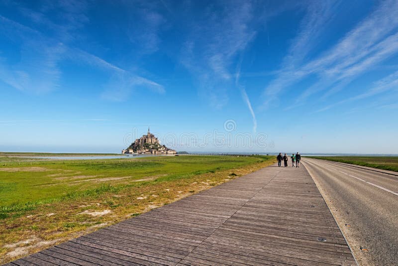 Straße zum Überraschen von Mont Saint Michel-Abtei Landschaftsfoto während des Sonnenaufgangs Normandie, Frankreich stockfotos Straße zum Überraschen von Mont Saint Michel-Abtei Landschaftsfoto während des Sonnenaufgangs Normandie, Frankreich stockfotos
