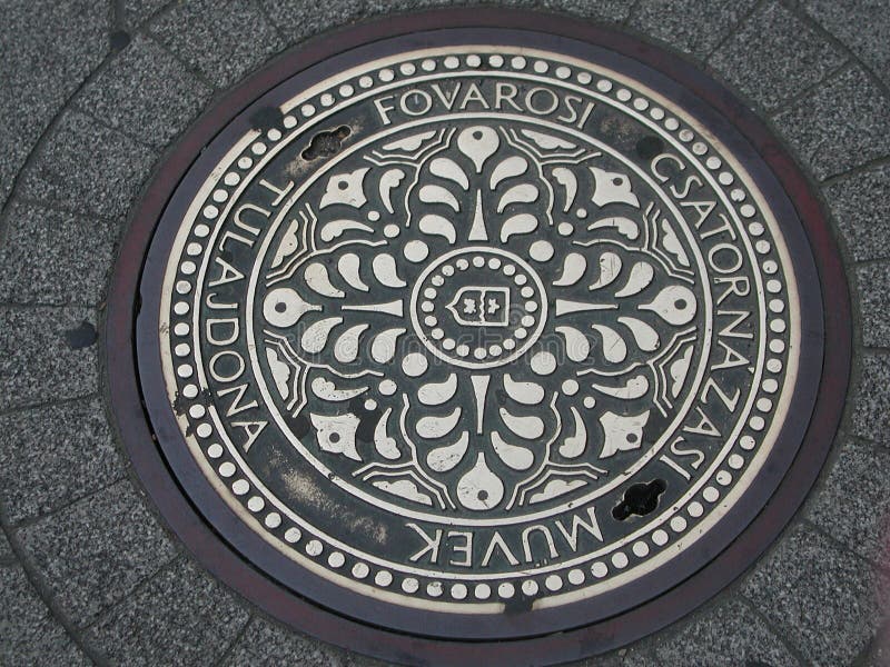 Straßenschachtabdeckung lizenzfreie stockfotos