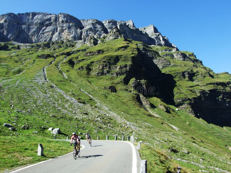 Straßen-Gebirgspass Klausenpass stockbild Straßen-Gebirgspass Klausenpass stockbild