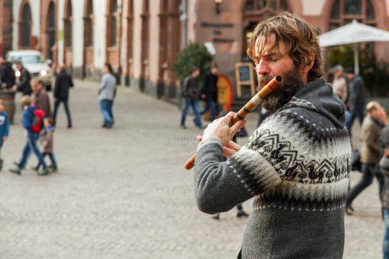 Straßen-Musiker Playing Flute Straßen-Musiker Playing Flute