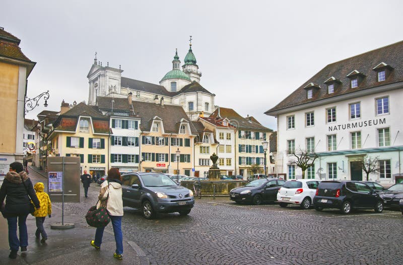 Straßenansicht der Heiliges Ursus-Kathedrale in Solothurn stockfotografie Straßenansicht der Heiliges Ursus-Kathedrale in Solothurn stockfotografie