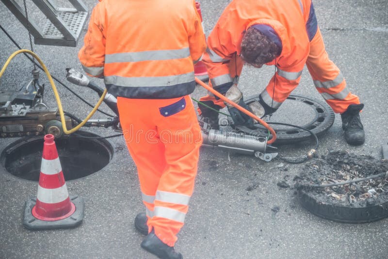 Straßenarbeiten über Abwasserkanalkanal mit warnen unterzeichnen herein deutsche Wörter für Kanalarbeiten stockfoto Straßenarbeiten über Abwasserkanalkanal mit warnen unterzeichnen herein deutsche Wörter für Kanalarbeiten stockfoto