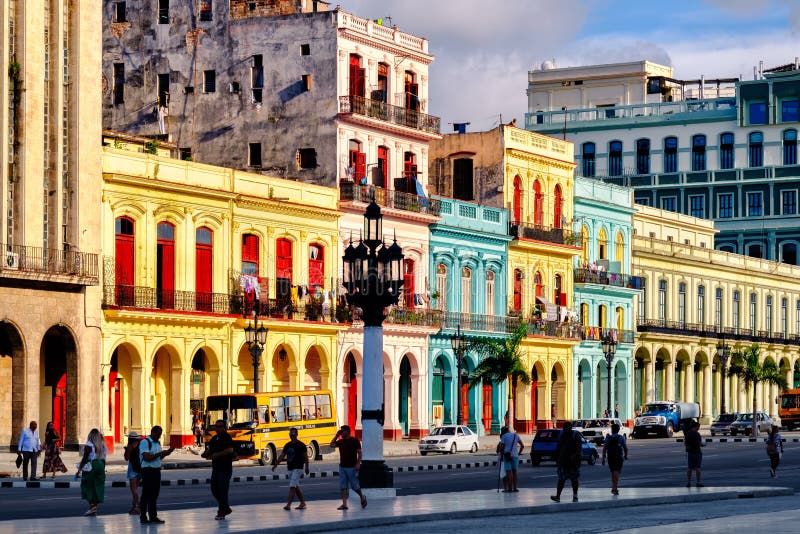 Straßenbild mit bunten Gebäuden bei Sonnenuntergang in altem Havana lizenzfreies stockbild Straßenbild mit bunten Gebäuden bei Sonnenuntergang in altem Havana lizenzfreies stockbild