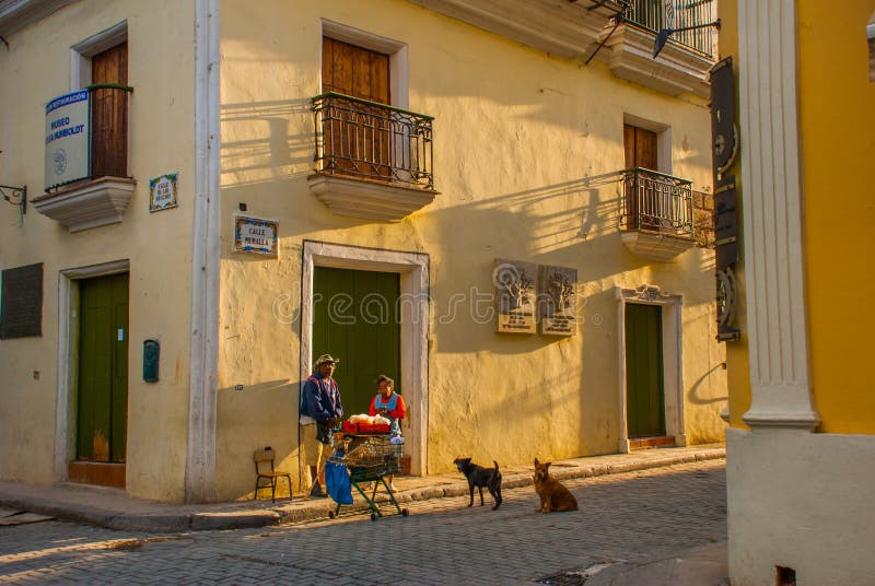 Straßenbild mit traditionellen bunten Gebäuden in im Stadtzentrum gelegenem Havana kuba lizenzfreie stockbilder Straßenbild mit traditionellen bunten Gebäuden in im Stadtzentrum gelegenem Havana kuba lizenzfreie stockbilder