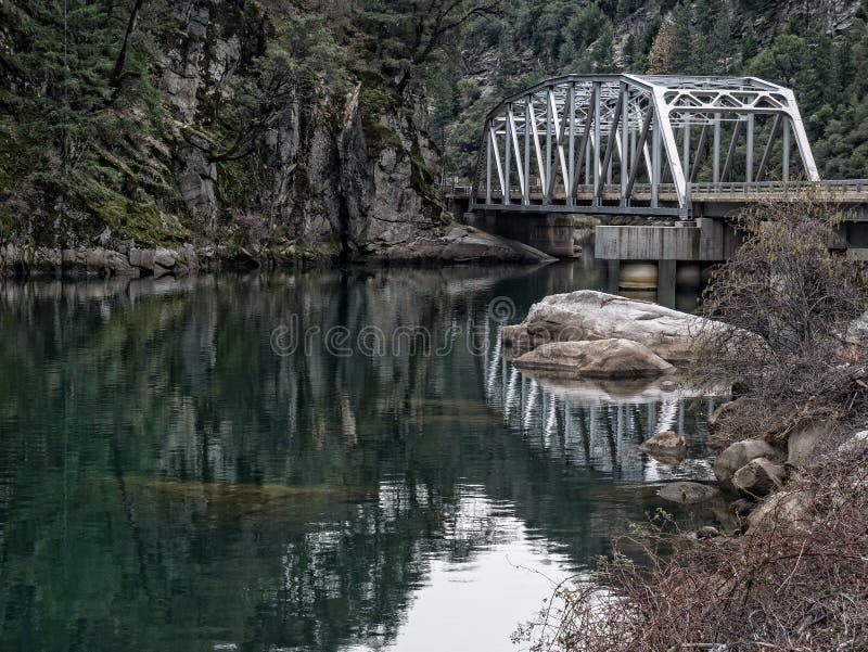 Straßenbrücke, Feder-Fluss-Schlucht lizenzfreies stockfoto Straßenbrücke, Feder-Fluss-Schlucht lizenzfreies stockfoto