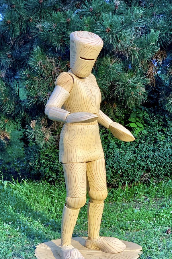 Straßendarsteller lebende Statue in Holzpuppenkostüme lizenzfreie stockfotos Straßendarsteller lebende Statue in Holzpuppenkostüme lizenzfreie stockfotos