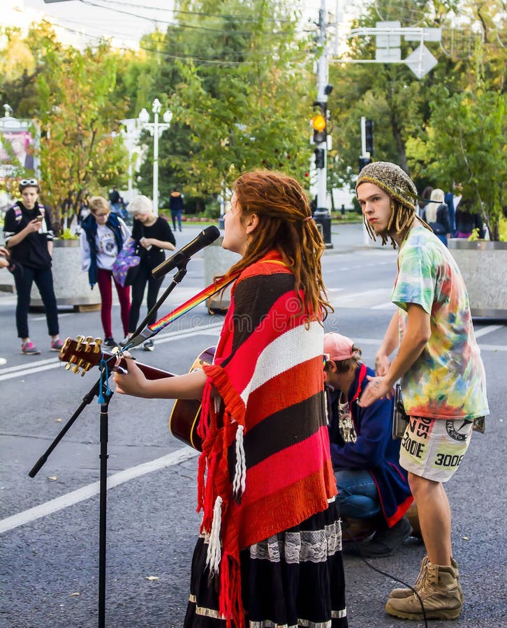 Straßenmusiker singen das Lied mitten in der Straße Russland, Krasnodar, Oktober 7,2018 stockbild Straßenmusiker singen das Lied mitten in der Straße Russland, Krasnodar, Oktober 7,2018 stockbild