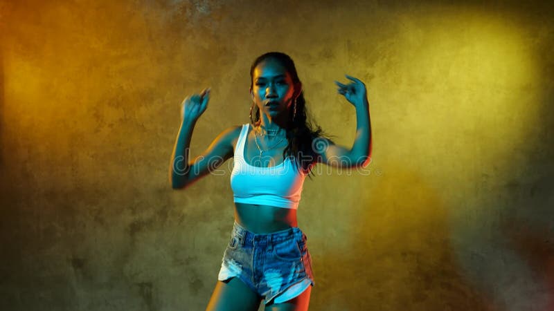 Straßentanzstil dancehall Hip-Hop twerk Freistil des schönen asiatischen Mädchens tanzender