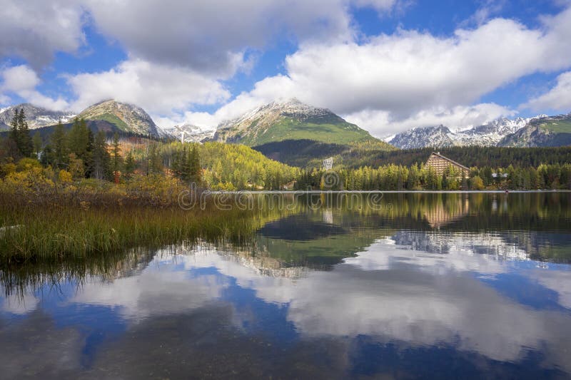 Štrbské Pleso krásné horské jezero na Slovensku na podzim