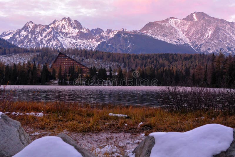 Jesenná panoráma na Štrbské pleso vo Vysokých Tatrách s hotelom Patria