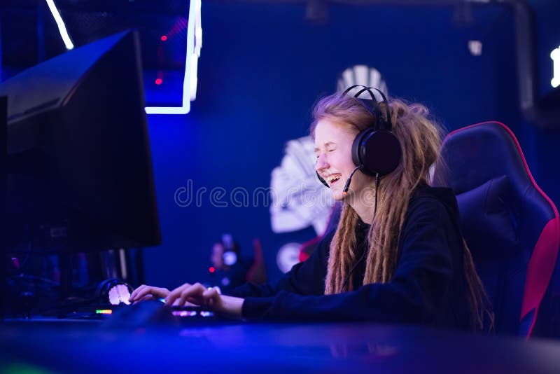 Streamer Linda Garota Mostra Sinal De Coração Com Mãos Jogadores  Profissionais Jogando Online Games Computador, Cor Neon Foto de Stock -  Imagem de planta, mostra: 161561434