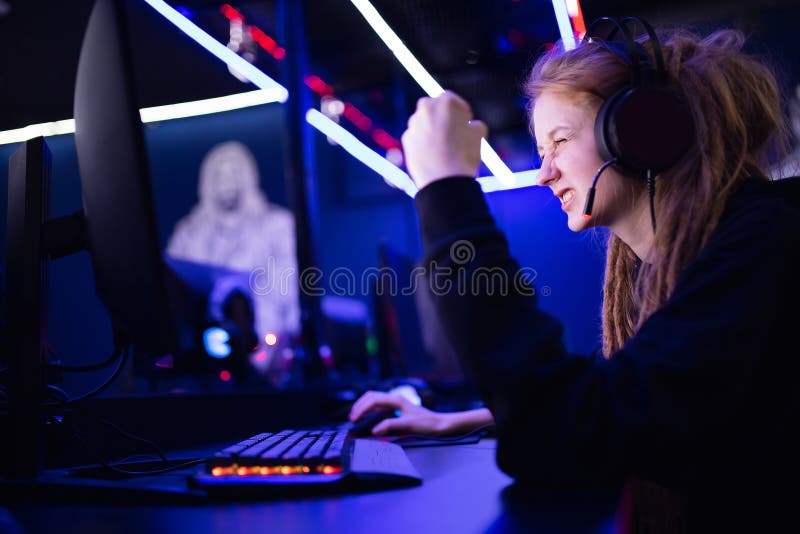 Streamer Linda Garota Mostra Sinal De Coração Com Mãos Jogadores  Profissionais Jogando Online Games Computador, Cor Neon Foto de Stock -  Imagem de planta, mostra: 161561434