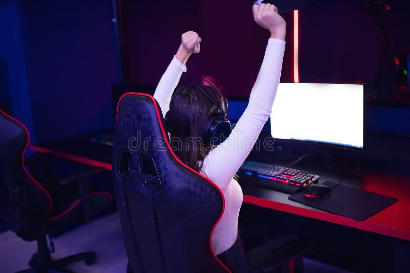 Menina jogador jogando jogos online