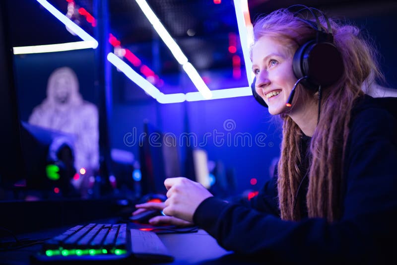 Streamer Linda Garota Mostra Sinal De Coração Com Mãos Jogadores  Profissionais Jogando Online Games Computador, Cor Neon Foto de Stock -  Imagem de planta, mostra: 161561434