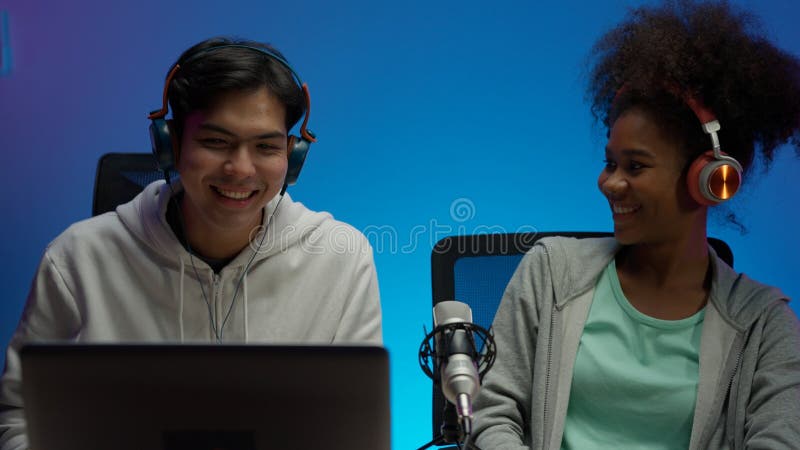 Streaming de juegos usando configuración de pc jugando a tirador multijugador en primera persona imagen de archivo libre de regalías