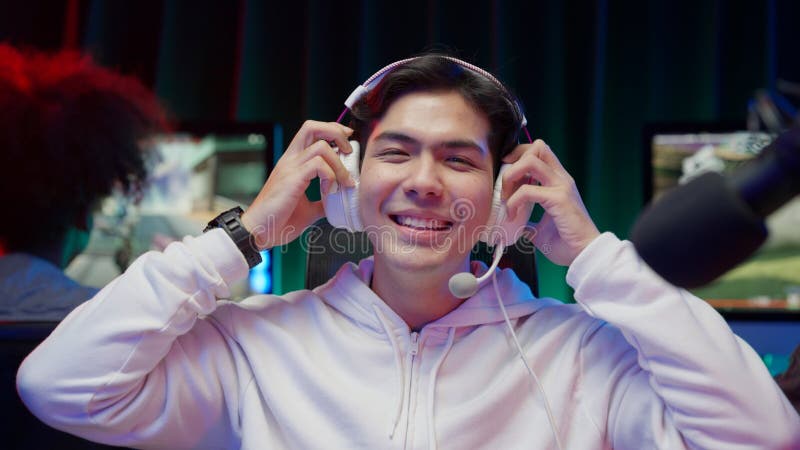 Streaming de juegos usando configuración de pc jugando a tirador multijugador en primera persona. Optimizador de juegos profesional con configuración de pc juego de juego hablando con auriculares mientras explica el juego a los suscriptores adolescente que transmiten un juego de acción en línea mientras están sentados en la silla foto de alta calidad