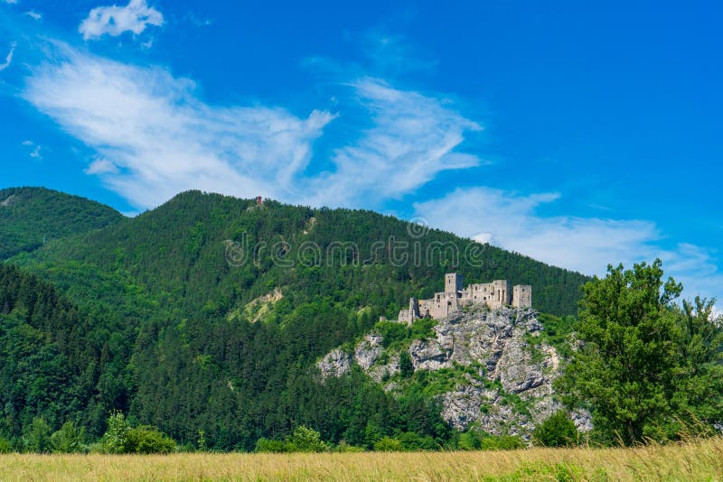 Hrad Strečno v letní horské krajině na slovensku