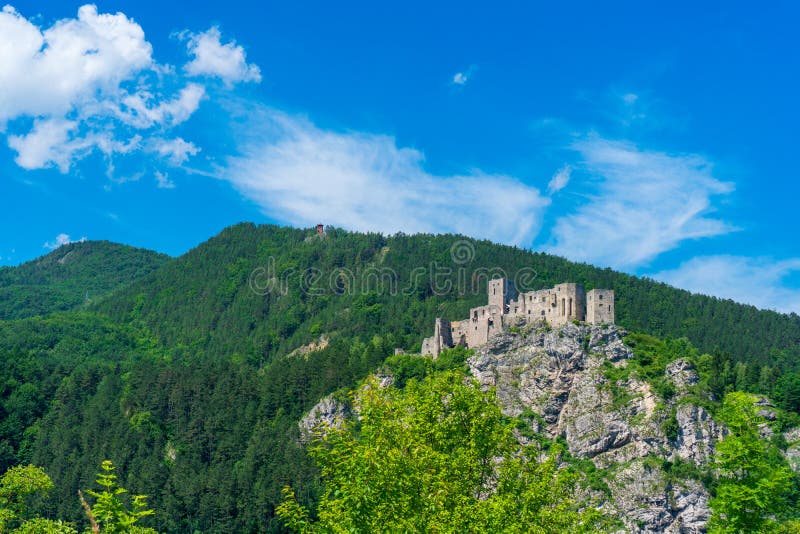 Hrad Strečno v letní horské krajině na slovensku