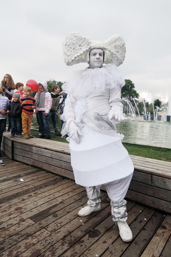Street actor performs in Gorky recreation park in Moscow royalty free stock images Street actor performs in Gorky recreation park in Moscow royalty free stock images