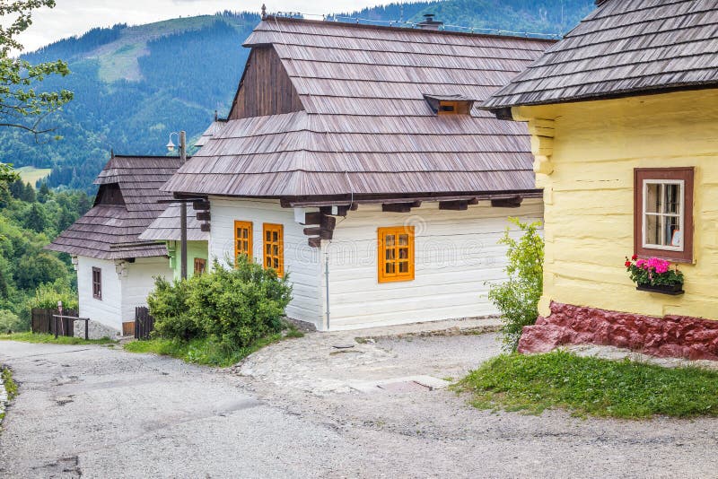 Ulice se starobylými domy v obci Vlkolínec.