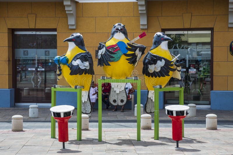 Street art in Willemstad, Hauptstadt von Suracao Drei große bunte Vogelfiguren
