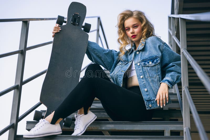 Woman in black long sleeve shirt and blue denim jeans sitting on gray  concrete stairs photo – Free Los angeles Image on Unsplash