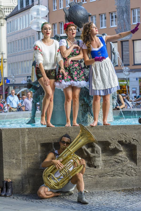 Street performers, dressed in Bavarian traditional costumes royalty free stock images Street performers, dressed in Bavarian traditional costumes royalty free stock images