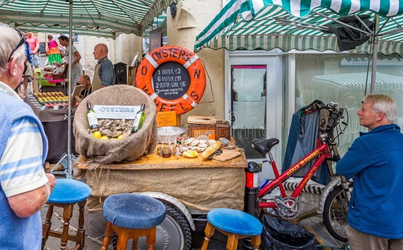 Street stall selling oysters at Frome Sunday Market in Frome, Somerset, UK royalty free stock photos Street stall selling oysters at Frome Sunday Market in Frome, Somerset, UK royalty free stock photos