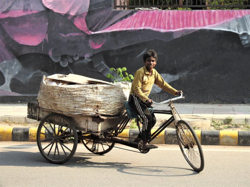 Street szene Lodhi Kolonie Delhi Indien Kleiner Junge auf seinem Fahrrad mit schwerer Last hinten stockfoto Street szene Lodhi Kolonie Delhi Indien Kleiner Junge auf seinem Fahrrad mit schwerer Last hinten stockfoto