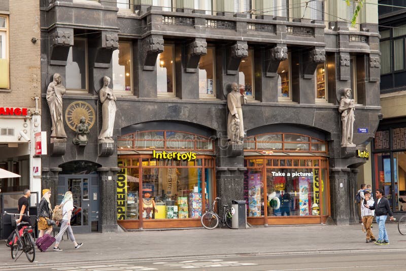 astronaut Onderstrepen Artistiek AMSTERDAM, NETHERLANDS - JUNE 25, 2017: Stone Sculptures on the Wall of a  One of the Historic Building on Damrak St. Editorial Photography - Image of  antique, european: 112003292