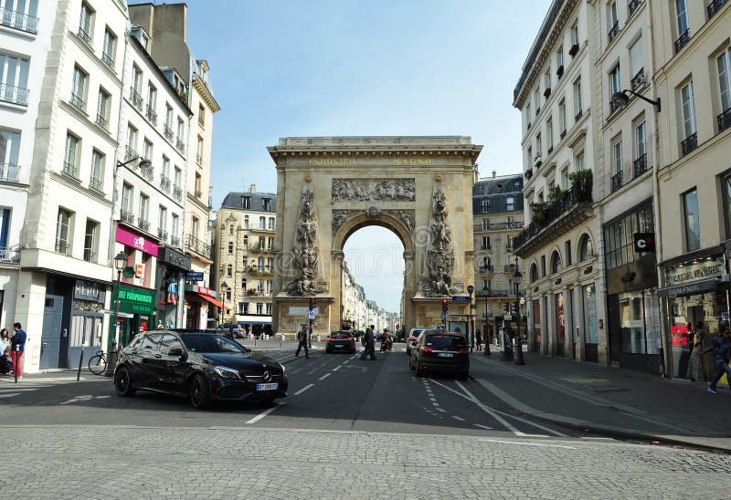 The Parisian monument Porte Saint-Denis in Paris. Busy street with pedestrians and traffic. King denis stock images, royalty-free photos and pictures