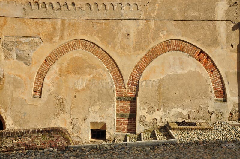 Street wall with renaissance arches remains