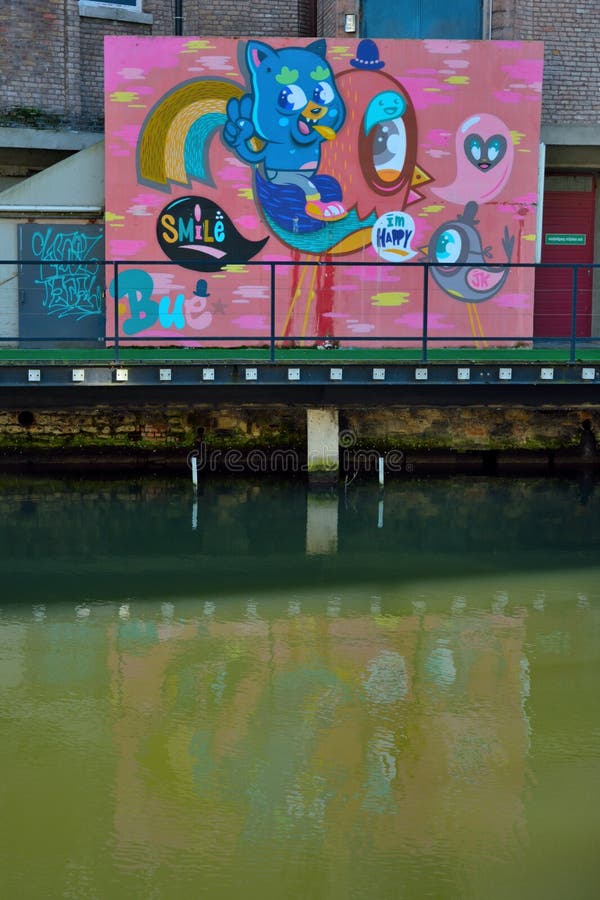 Streetart, πουλιά και μια αστεία γάτα στοκ εικόνες Streetart, πουλιά και μια αστεία γάτα στοκ εικόνες