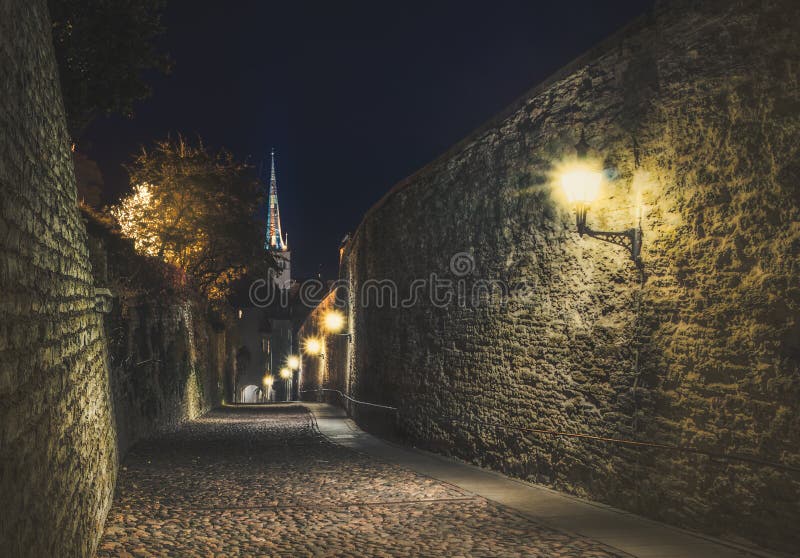 Nombre de Éste calles,, cómo largo tiempo pierna eso conecta superior la ciudad,, dónde caballeros el vivió, sobre el más bajo la ciudad el lugar de residencia de artesanos.